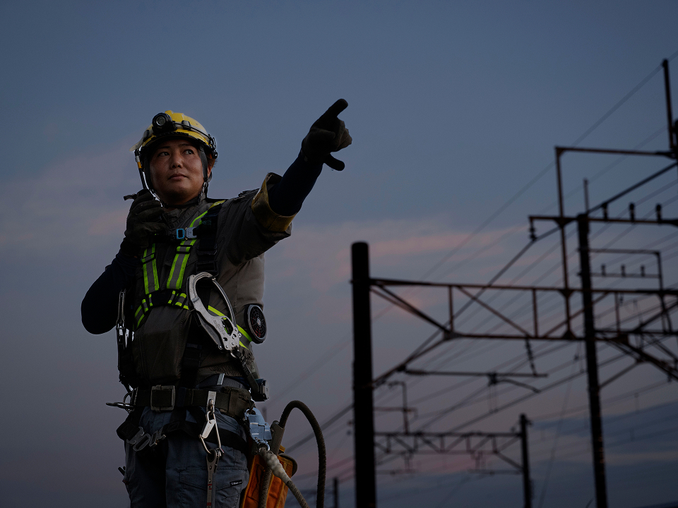 電車線工事の仕事風景